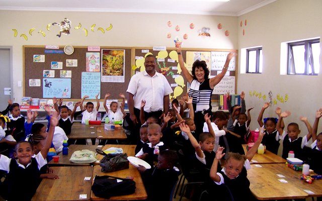Rdl Riana de Coning tydens haar besoek aan Gansbaai PrimÃªr se Gr 1 leerders, met die skoolhoof, Tommy Volkwyn